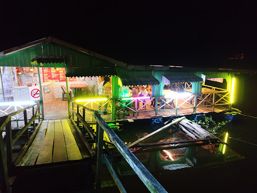 Kedai Makan Terapung