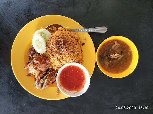 Kedai makan depan masjid