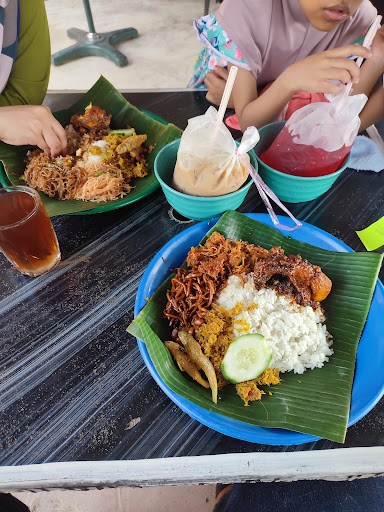 Nasi Ambeng Bawah Pokok
