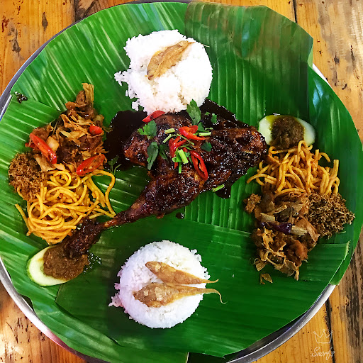 Family Corner (Nasi Ambeng Ayam Engkong)