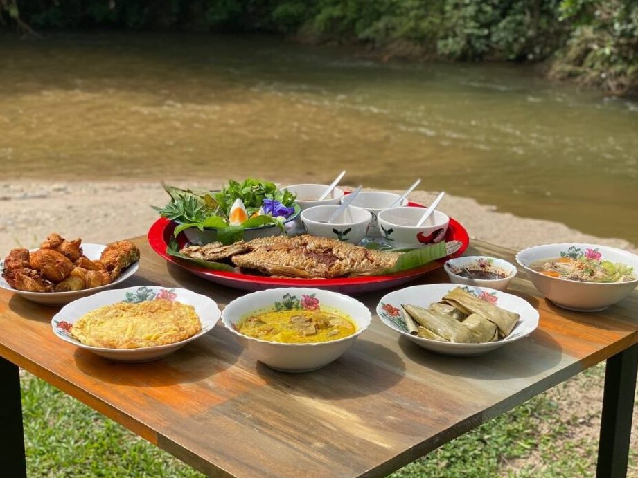 kedai makan tepian sungai